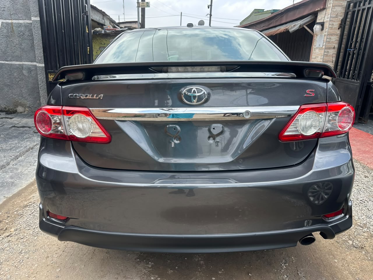 Toyota Corolla S, Dark Grey Sedan — photo 3