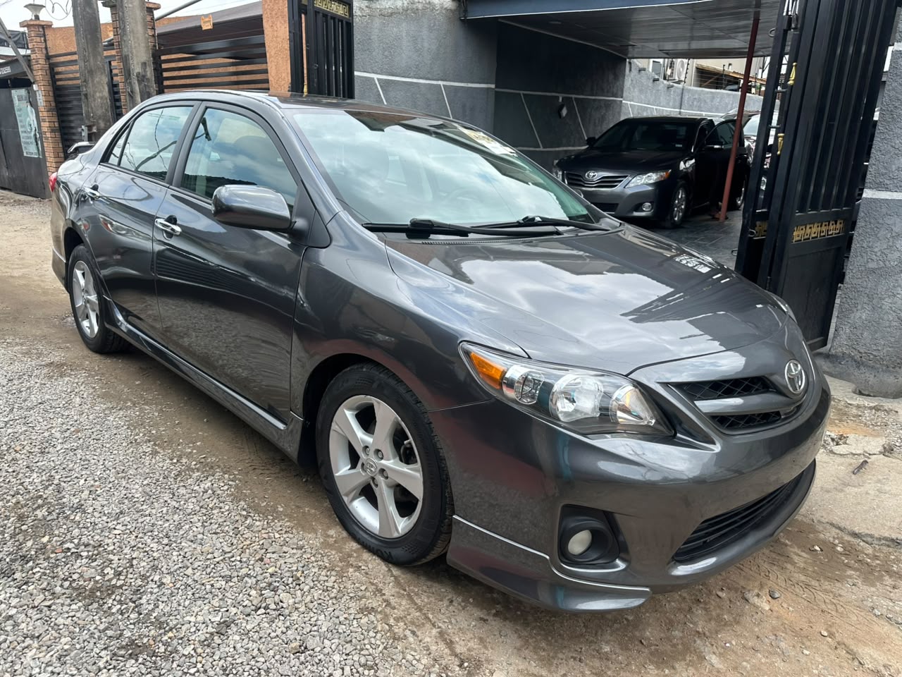 Toyota Corolla S, Dark Grey Sedan — photo 4