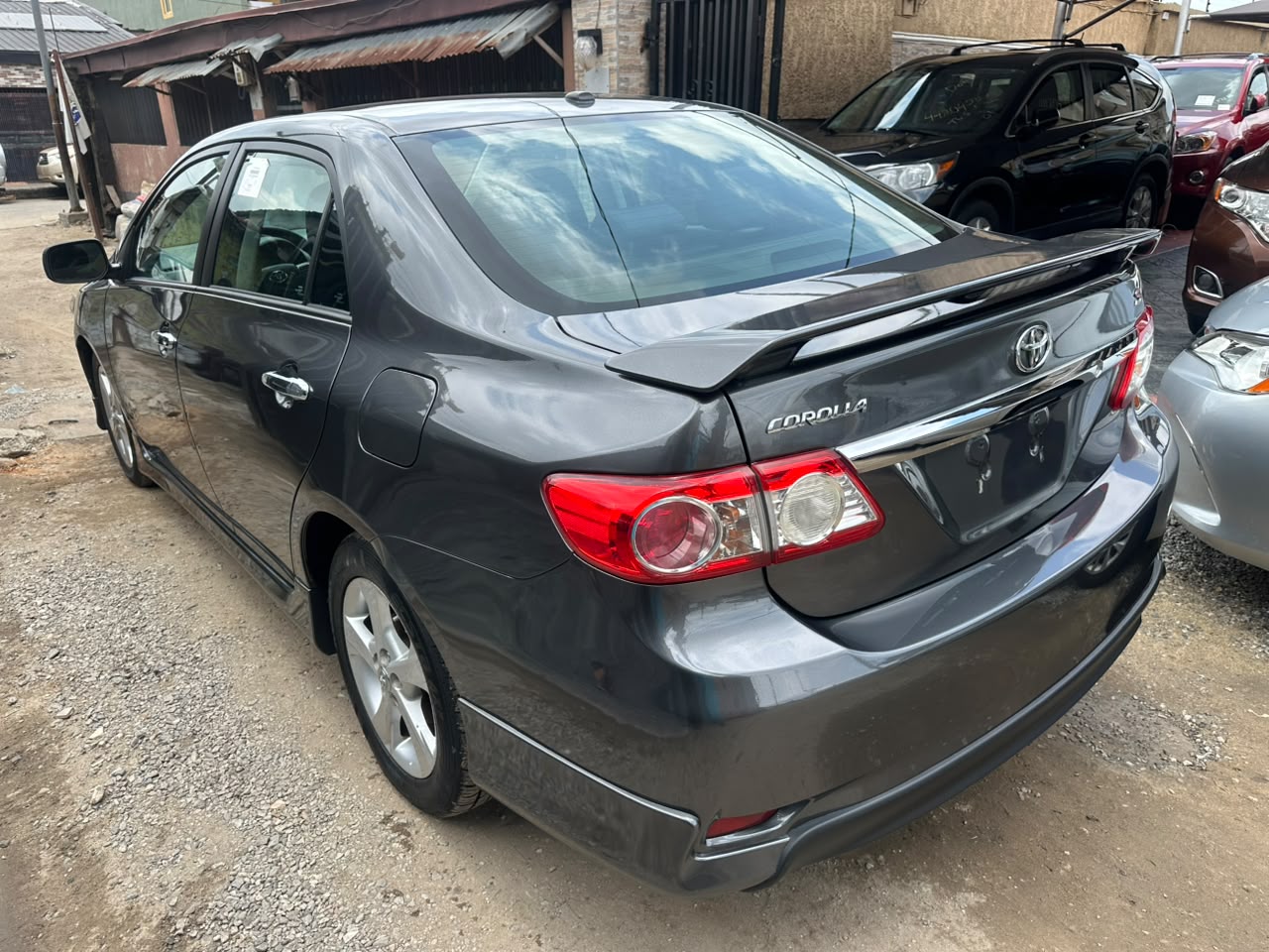 Toyota Corolla S, Dark Grey Sedan — photo 5