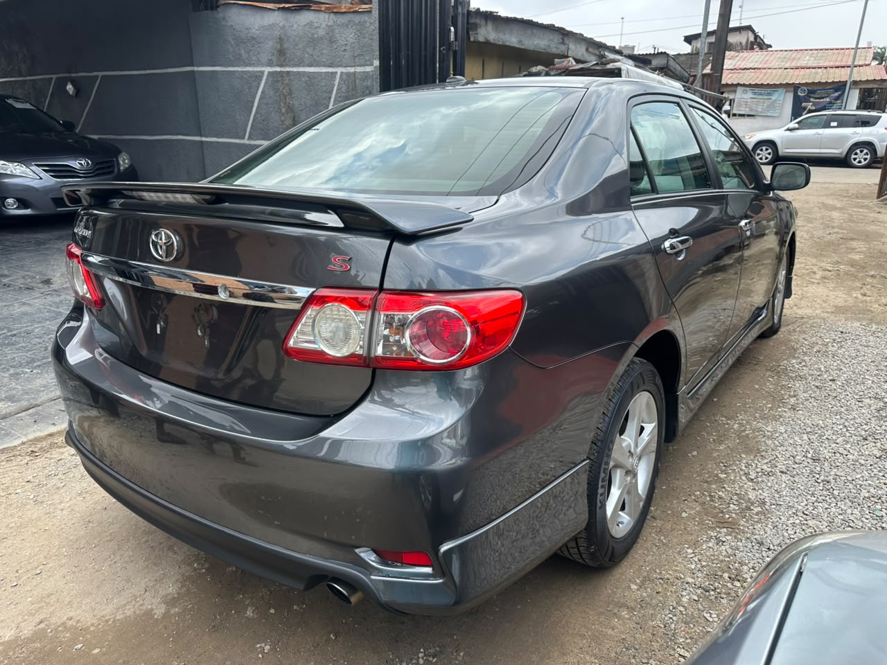 Toyota Corolla S, Dark Grey Sedan — photo 7