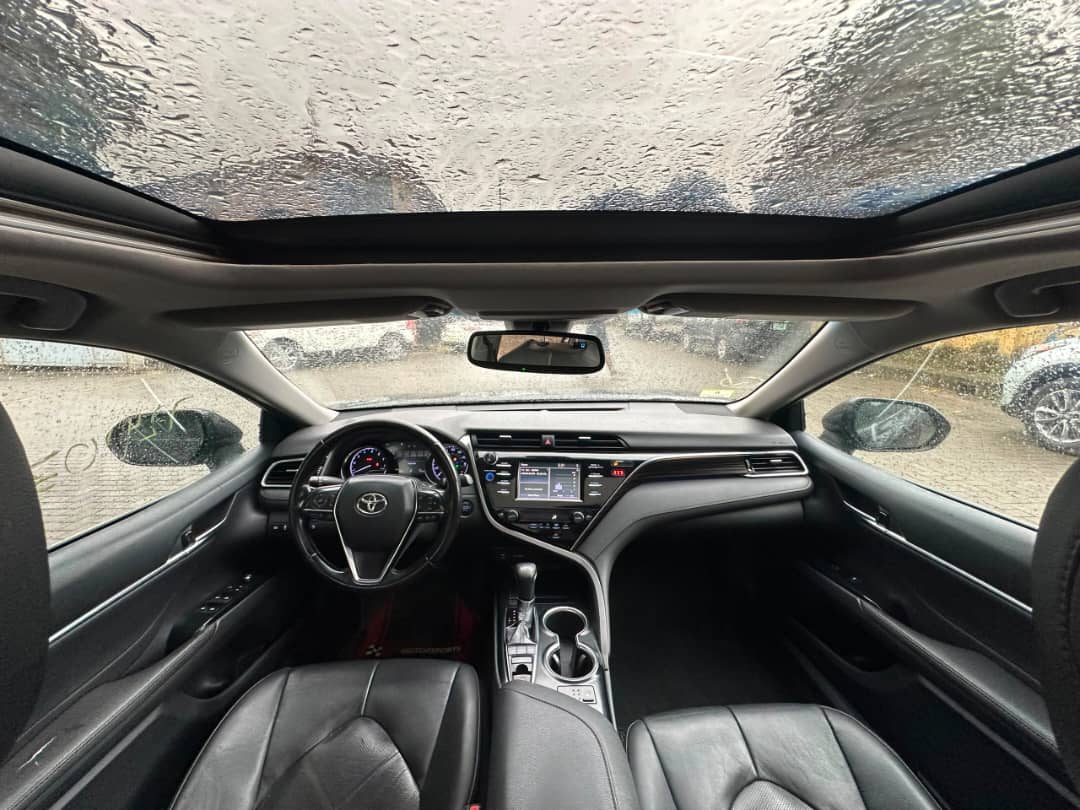 Toyota Camry XLE, Black Sedan — photo 2