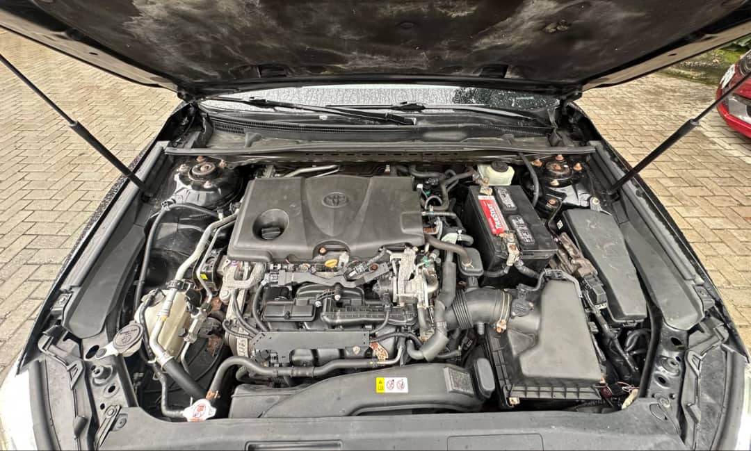 Toyota Camry XLE, Black Sedan — photo 3