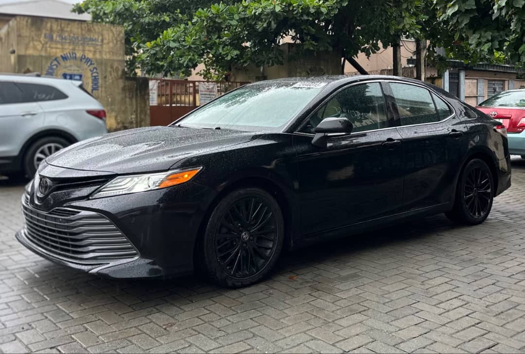 Toyota Camry XLE, Black Sedan — photo 4