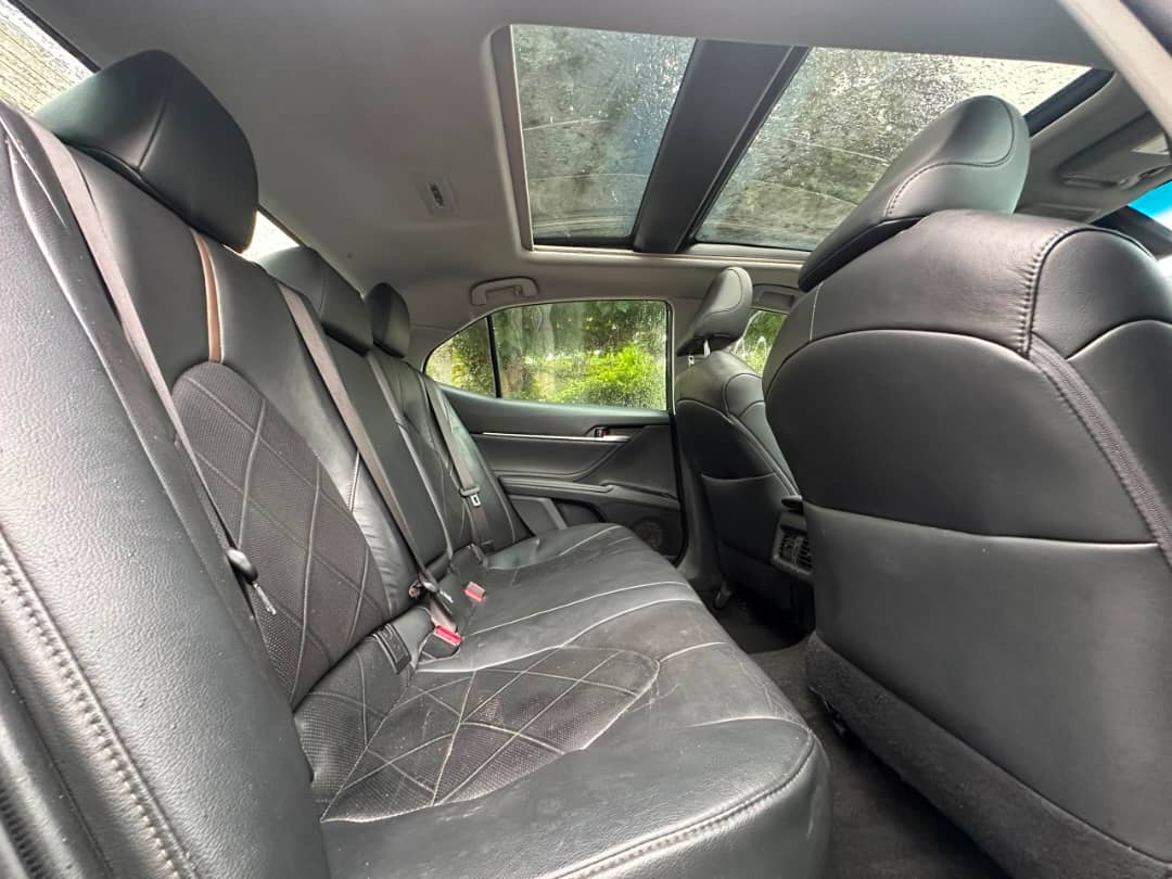 Toyota Camry XLE, Black Sedan — photo 5
