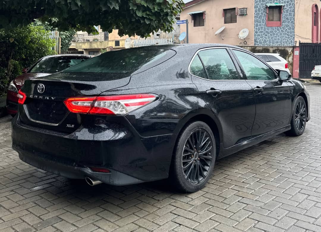 Toyota Camry XLE, Black Sedan — photo 6