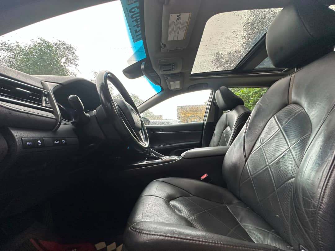 Toyota Camry XLE, Black Sedan — photo 7