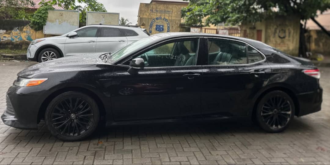 Toyota Camry XLE, Black Sedan — photo 8