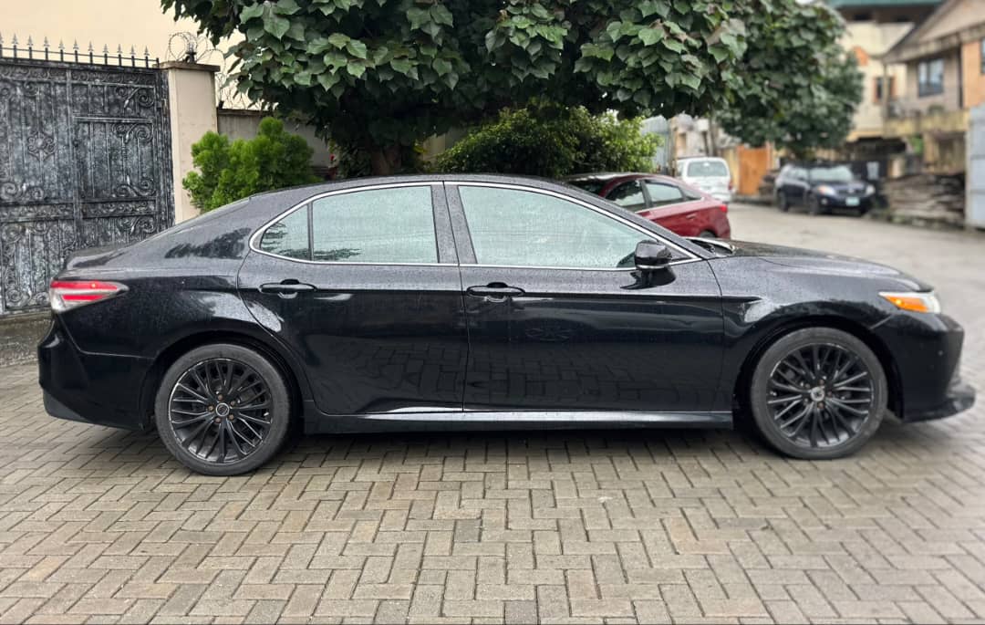 Toyota Camry XLE, Black Sedan — photo 9