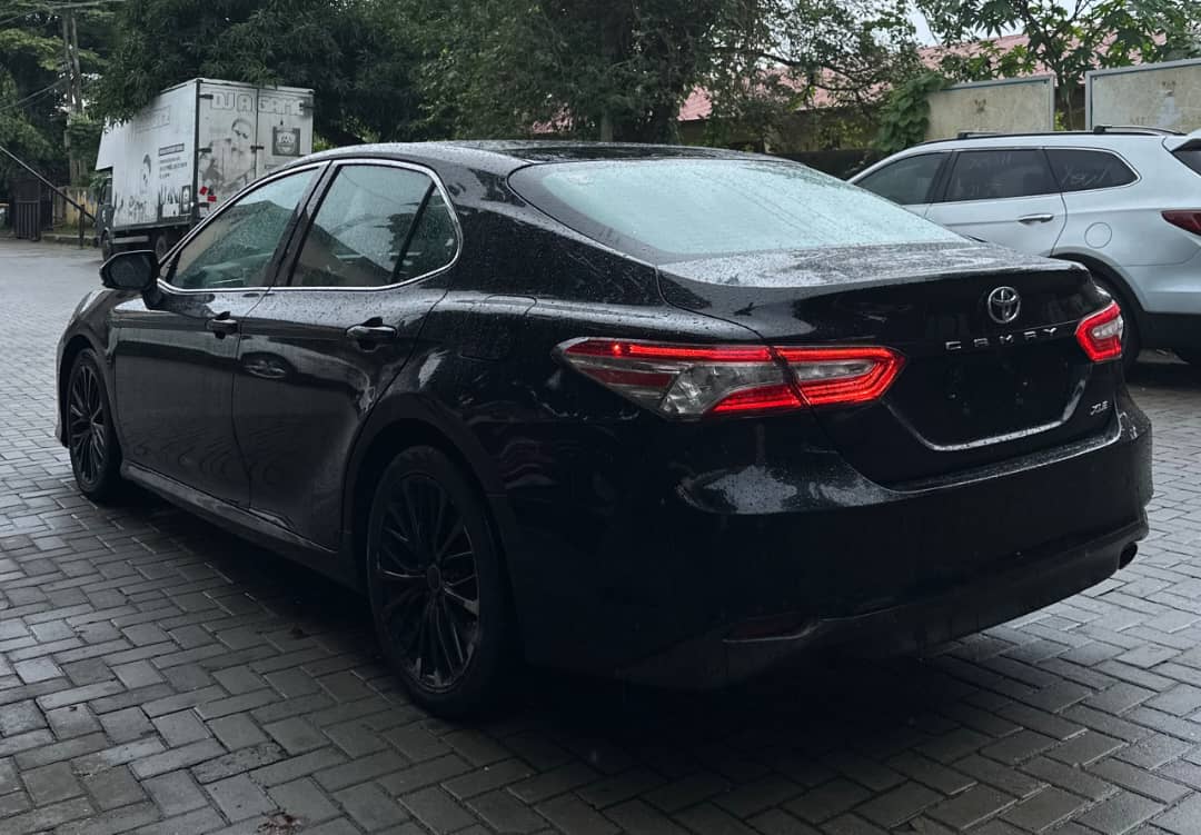 Toyota Camry XLE, Black Sedan — photo 10