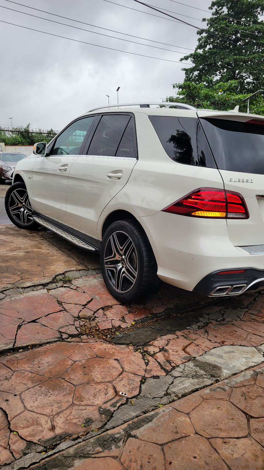 Mercedes-Benz GLE White SUV with Sunroof GLE350