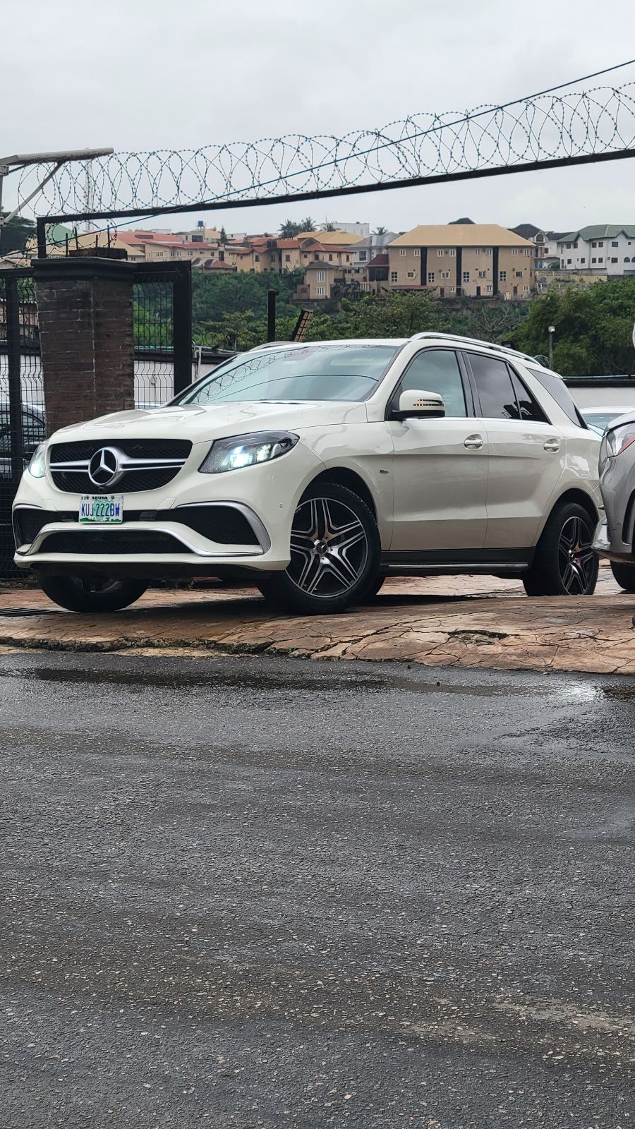 Mercedes-Benz GLE White SUV with Sunroof GLE350