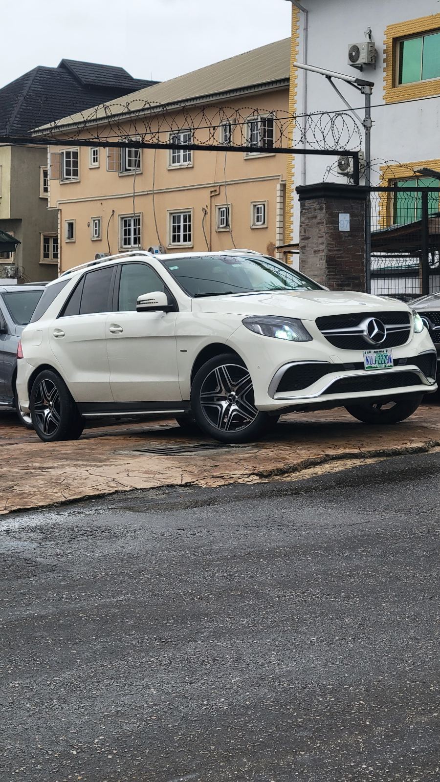 Mercedes-Benz GLE White SUV with Sunroof GLE350