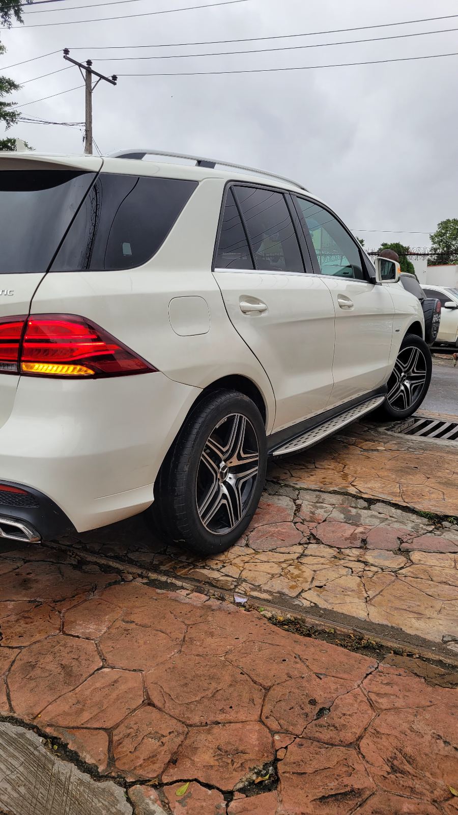Mercedes-Benz GLE White SUV with Sunroof GLE350