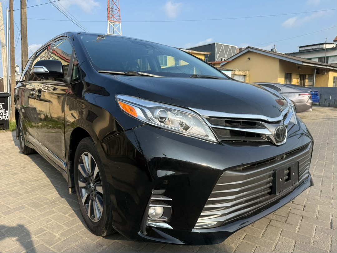 Toyota Sienna Limited, Black MPV — photo 2