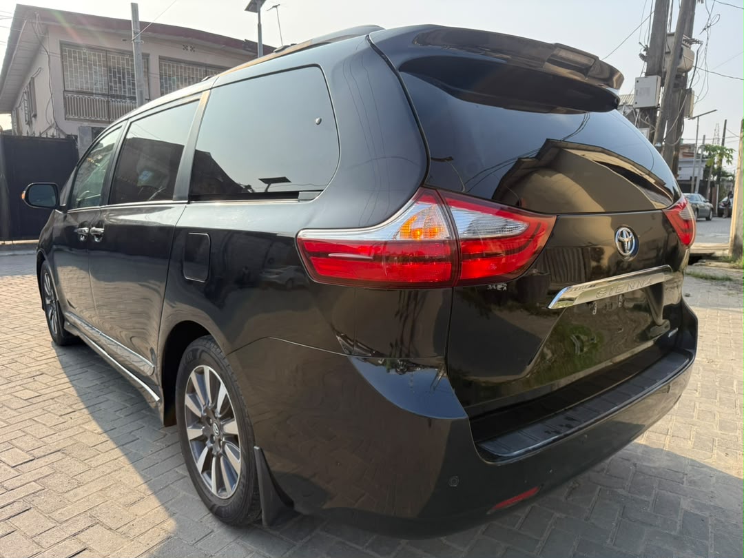 Toyota Sienna Limited, Black MPV — photo 3