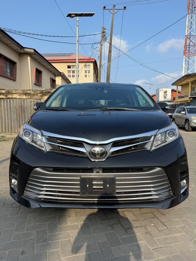 Toyota Sienna Limited, Black MPV — photo 4