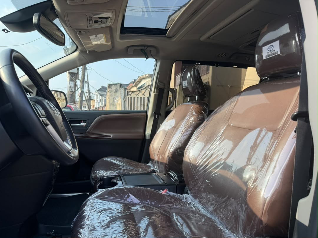 Toyota Sienna Limited, Black MPV — photo 5