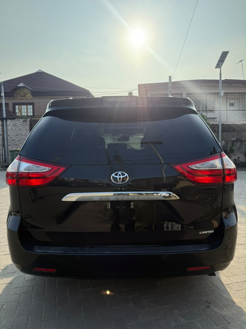 Toyota Sienna Limited, Black MPV — photo 6