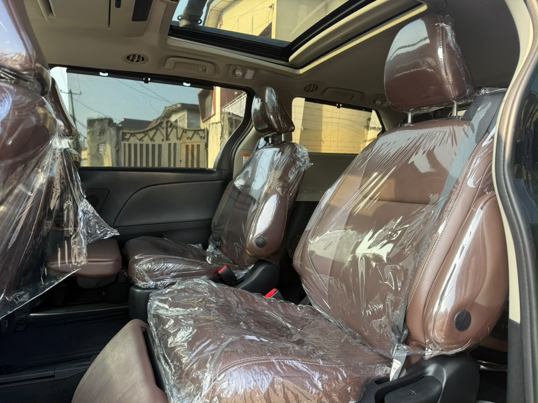 Toyota Sienna Limited, Black MPV — photo 9