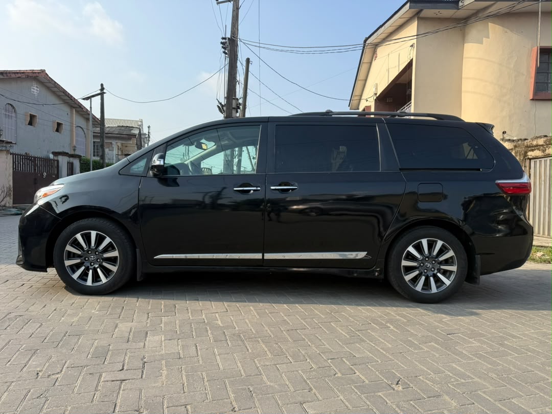 Toyota Sienna Limited, Black MPV — photo 10