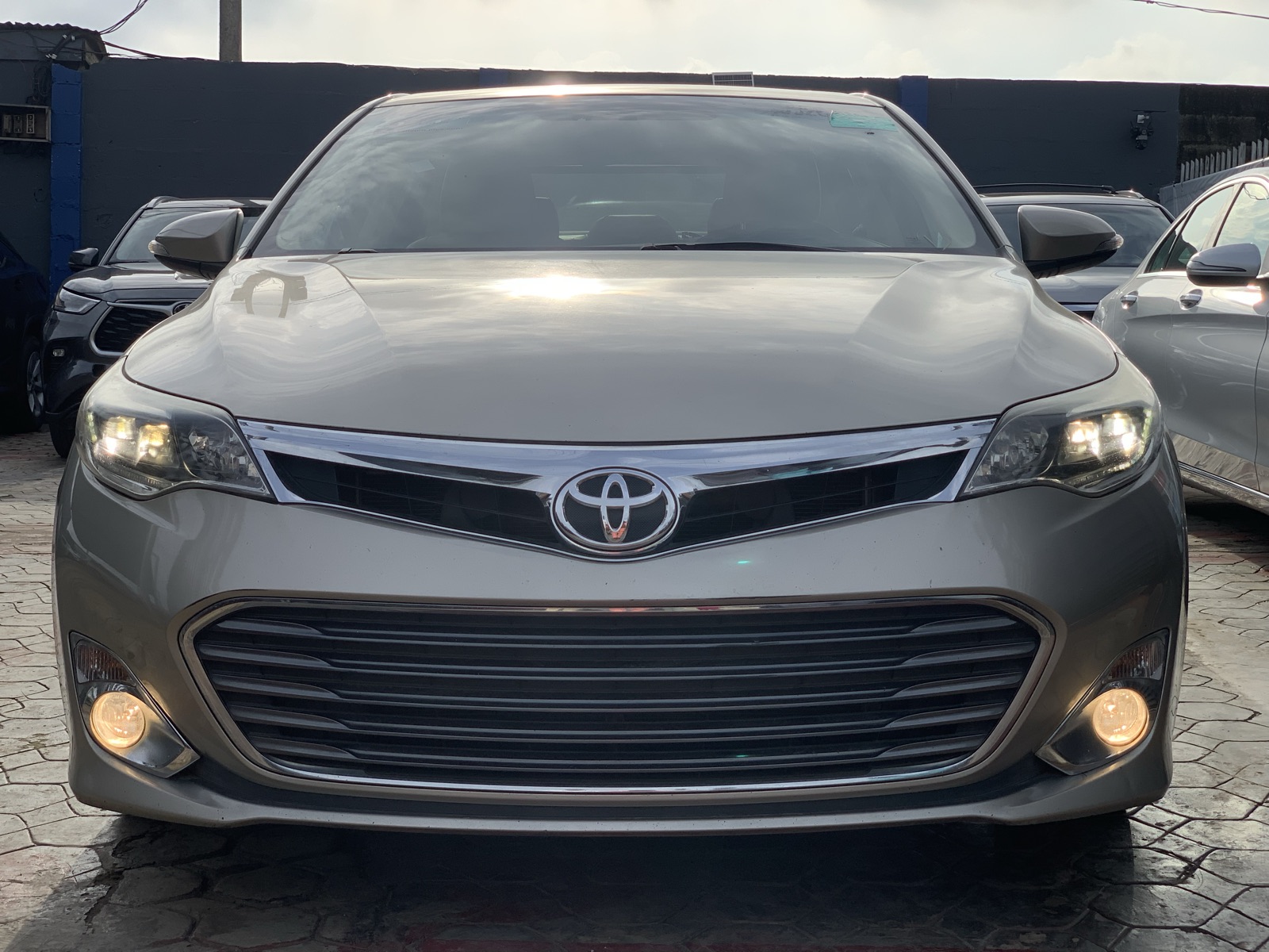 2015 Toyota Avalon Limited Gold Sedan
