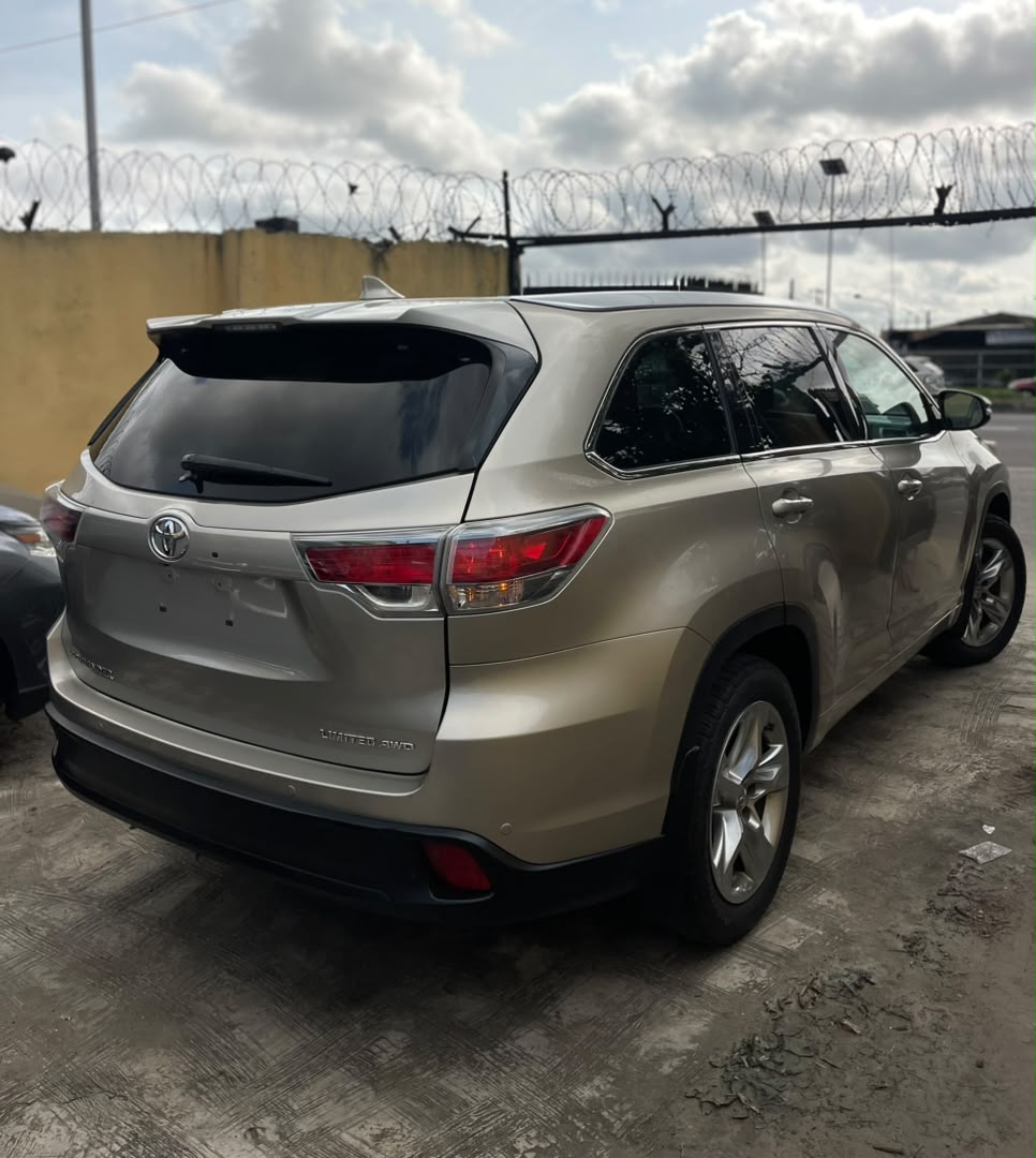 Toyota Highlander SUV, Gold with Leather Interior — photo 2