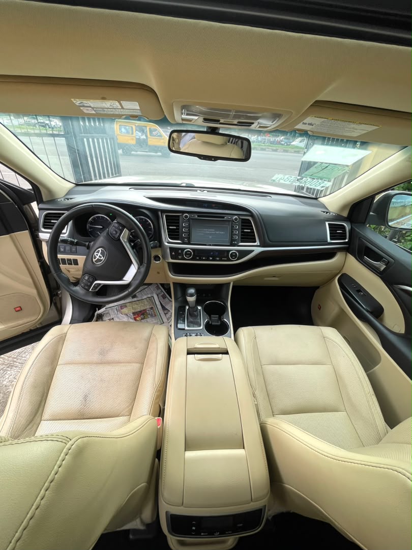 Toyota Highlander SUV, Gold with Leather Interior — photo 3