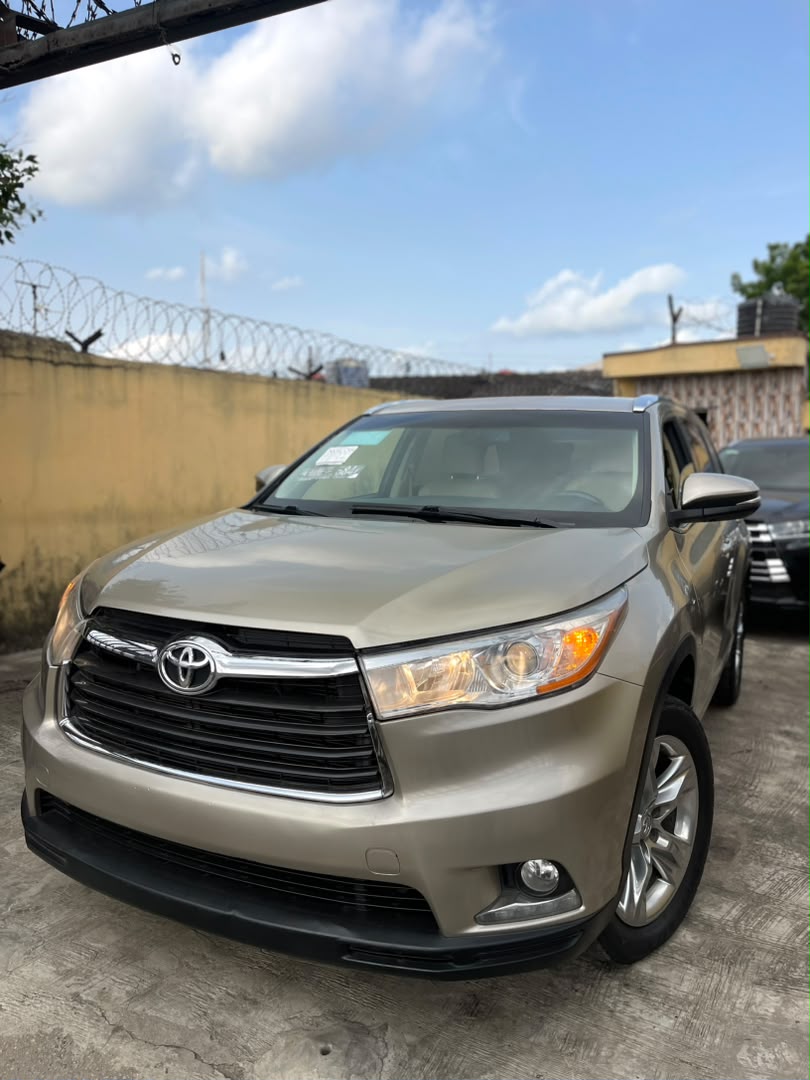 Toyota Highlander SUV, Gold with Leather Interior