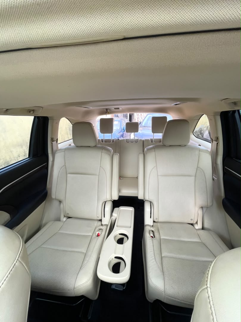 Toyota Highlander SUV, Gold with Leather Interior — photo 4