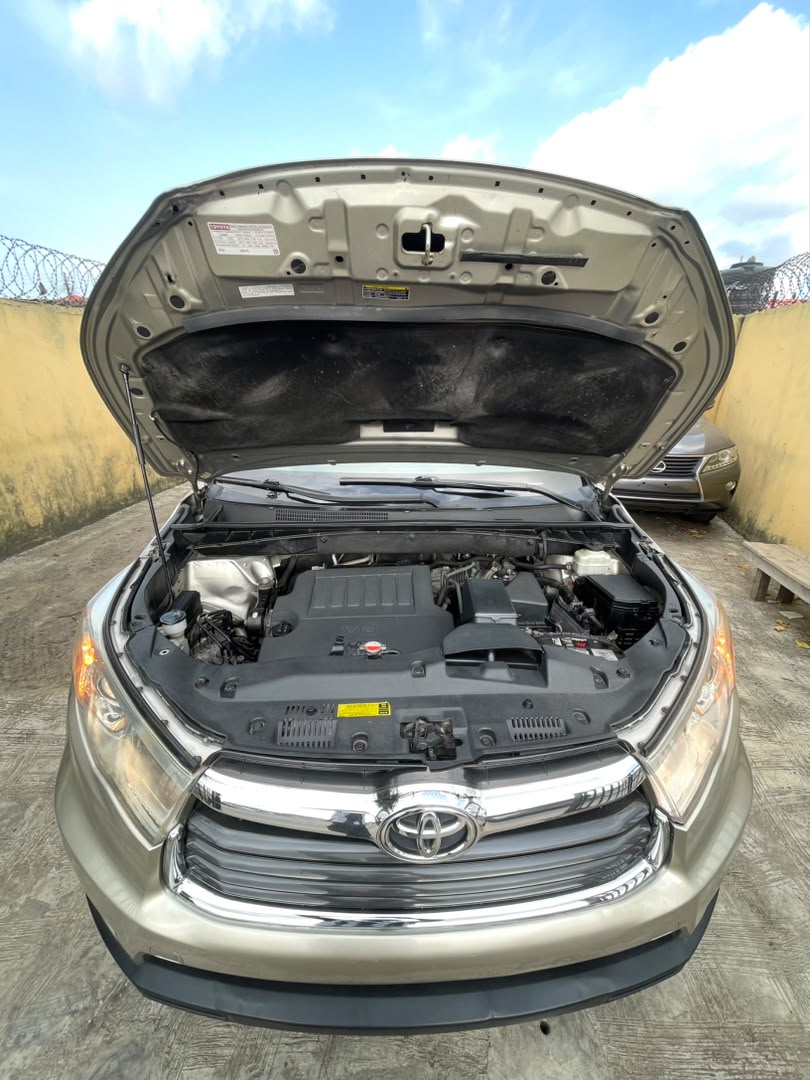 Toyota Highlander SUV, Gold with Leather Interior — photo 5