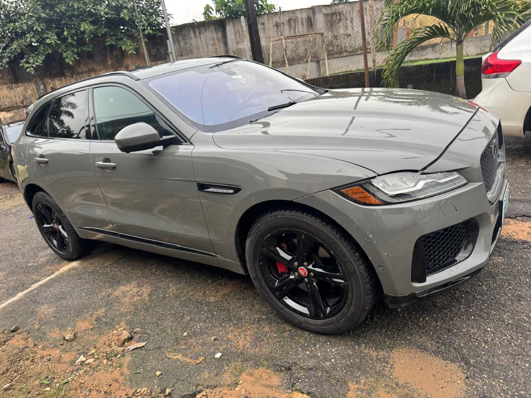Jaguar F-PACE SUV, Grey with Black Rims — photo 8