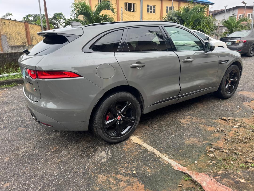 Jaguar F-PACE SUV, Grey with Black Rims — photo 9