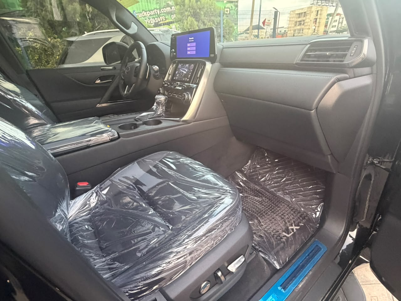 Lexus LX 600, Black SUV