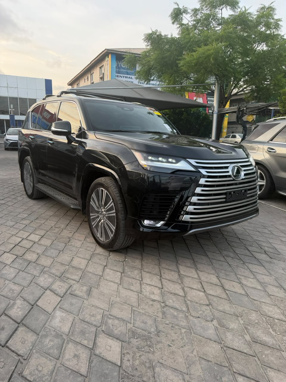 Lexus LX 600, Black SUV