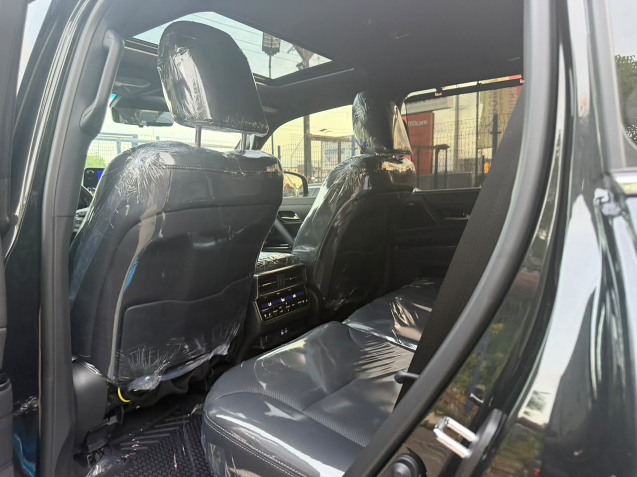 Lexus LX 600, Black SUV