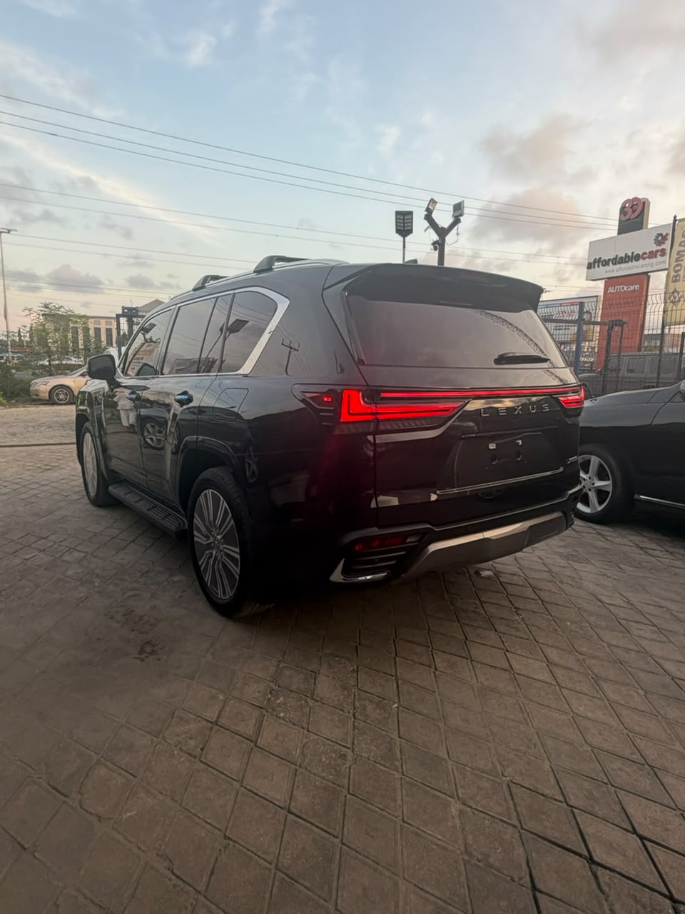 Lexus LX 600, Black SUV