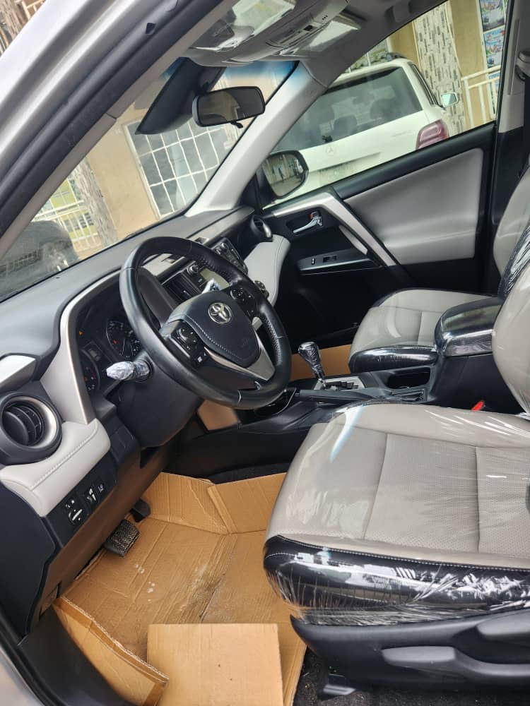 For sale 2018 rav4 limited — photo 2