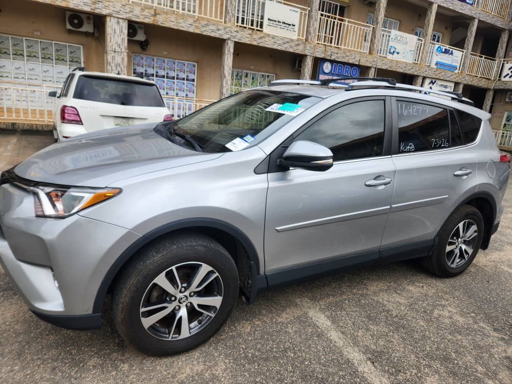For sale 2018 rav4 limited — photo 3