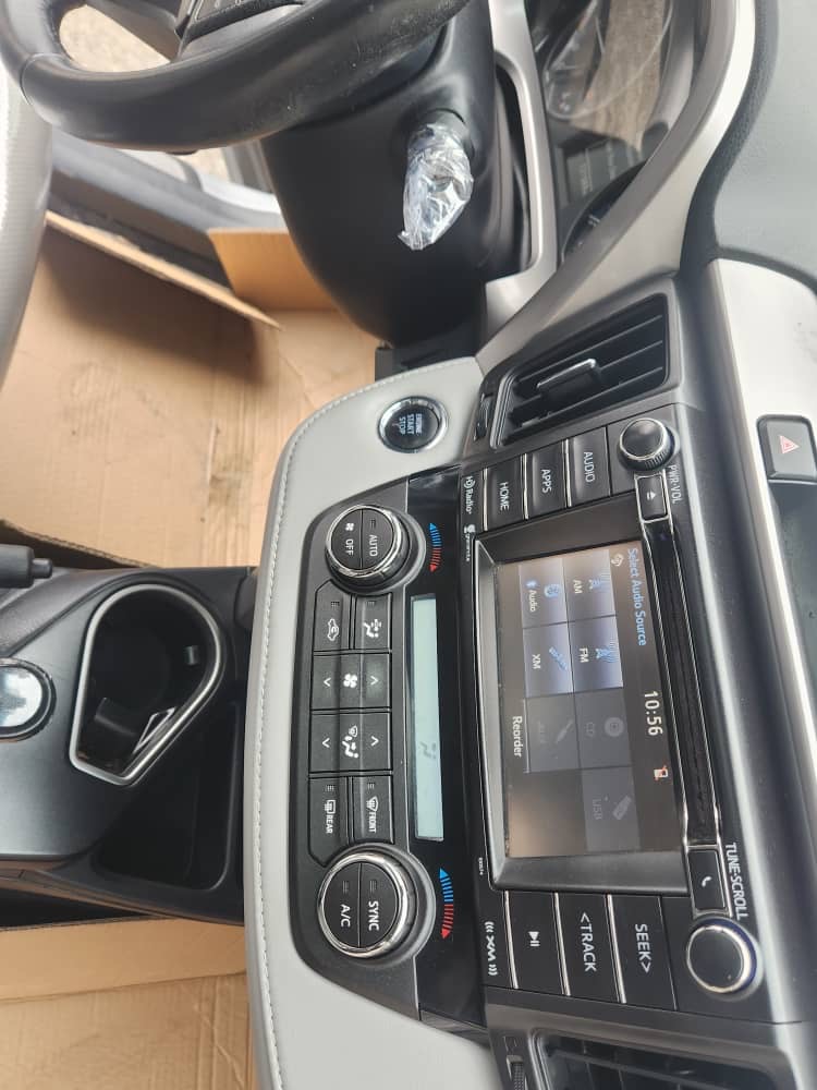 For sale 2018 rav4 limited — photo 4