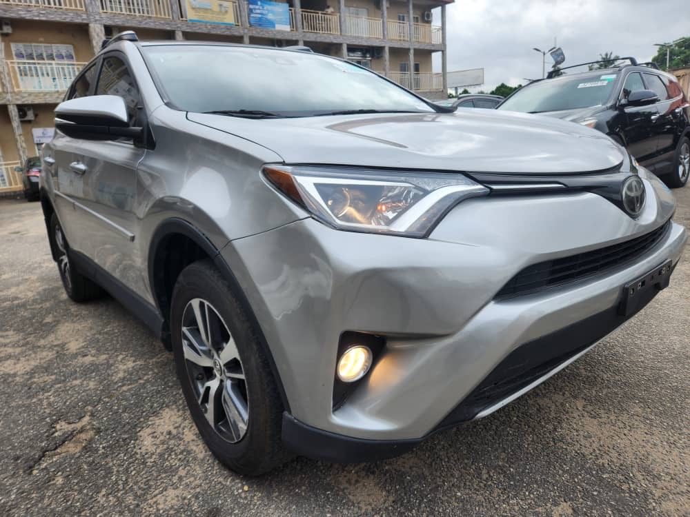 For sale 2018 rav4 limited — photo 6