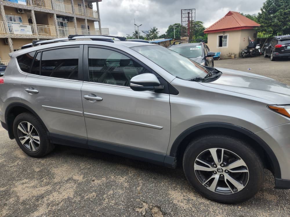 For sale 2018 rav4 limited — photo 9