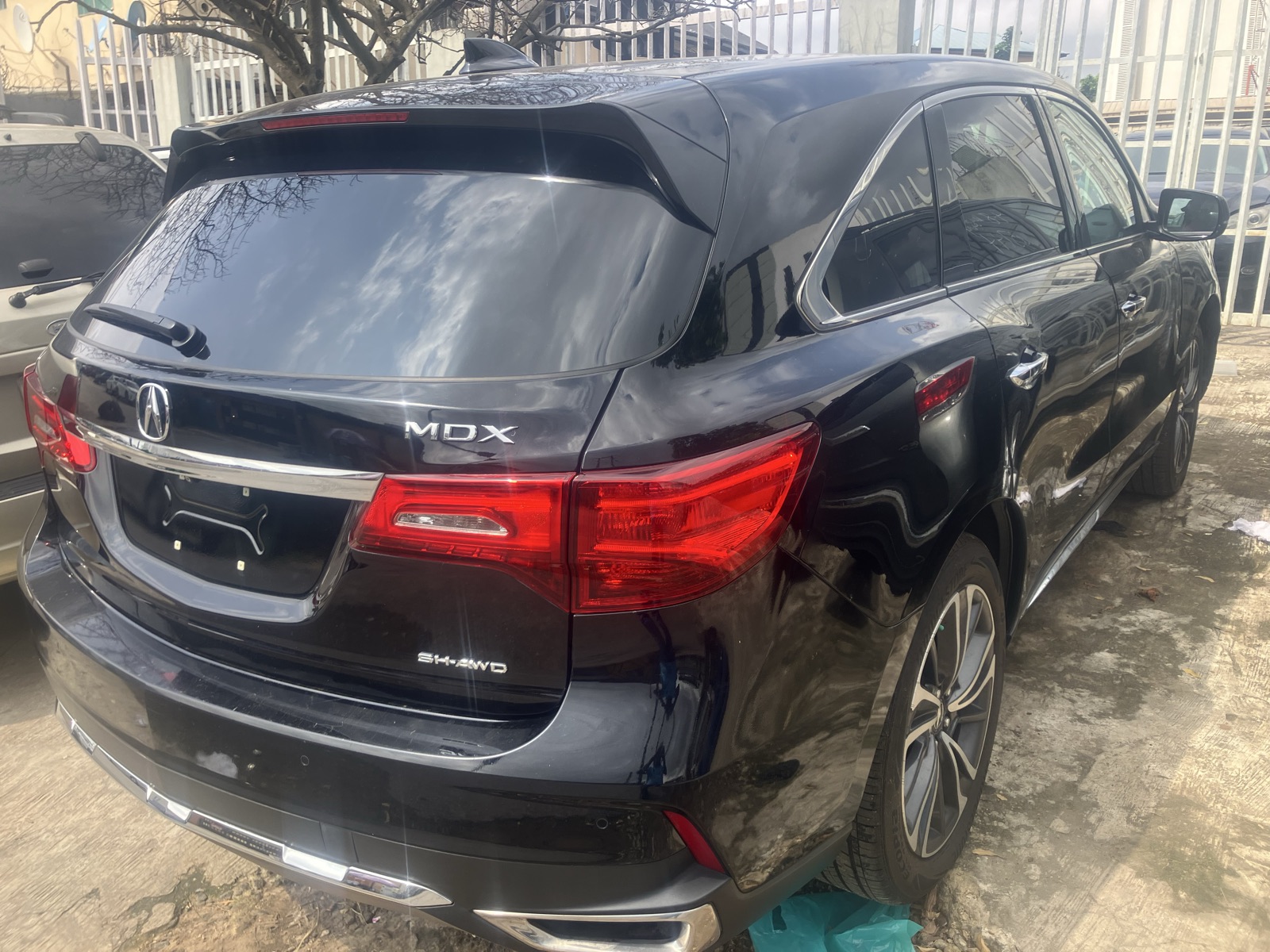Acura MDX Black SUV with Alloy Wheels