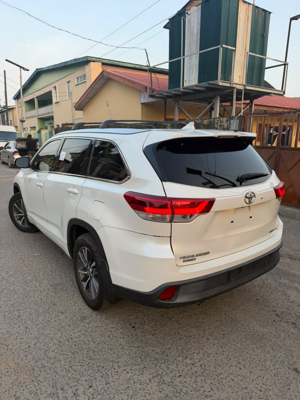 Toyota Highlander White XLE SUV with Sunroof