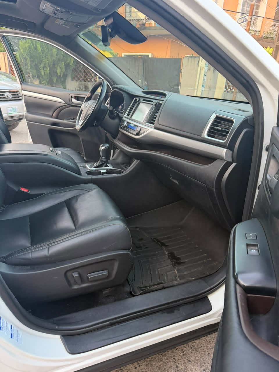 Toyota Highlander White XLE SUV with Sunroof