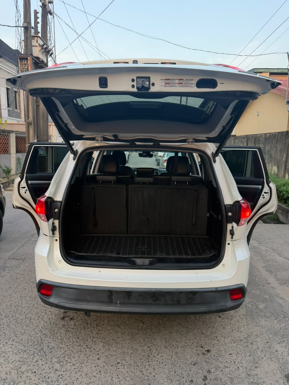 Toyota Highlander White XLE SUV with Sunroof