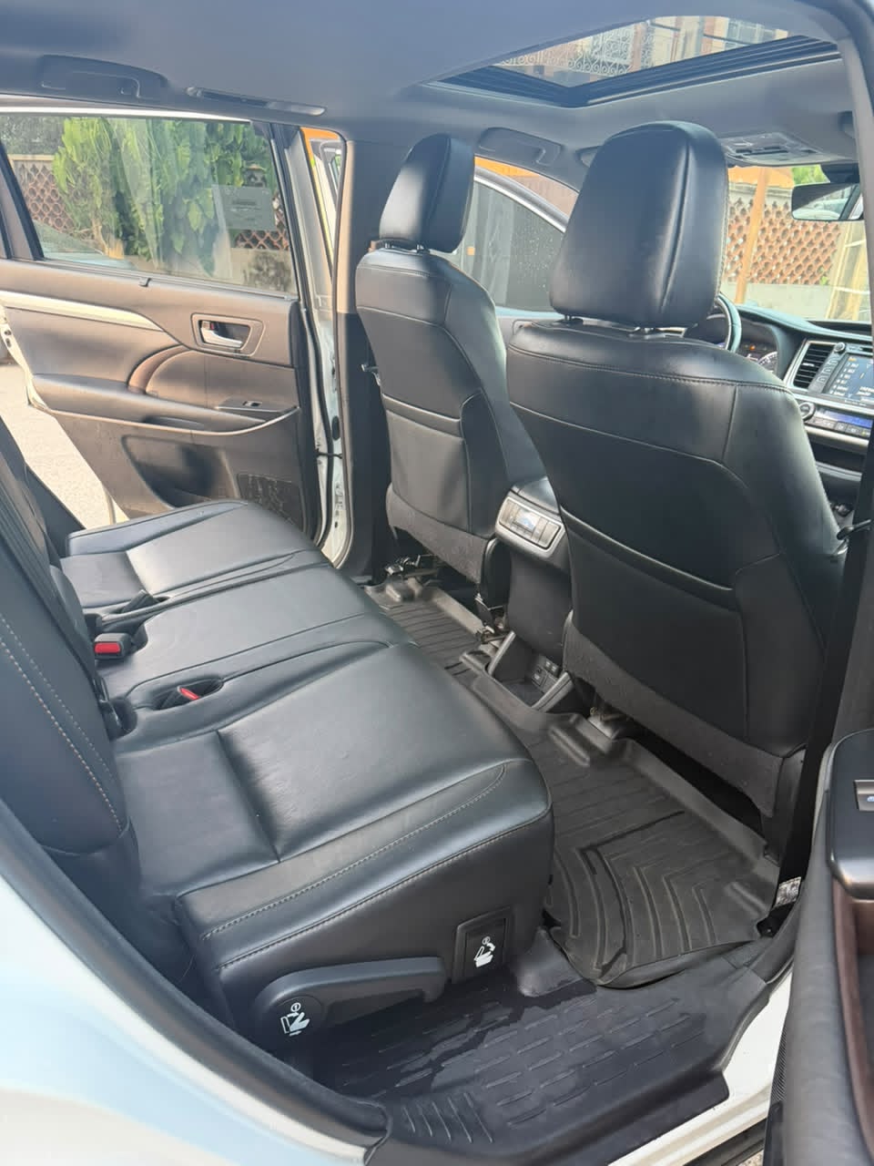 Toyota Highlander White XLE SUV with Sunroof