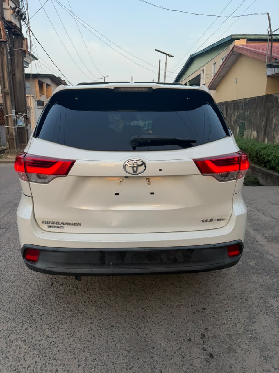 Toyota Highlander White XLE SUV with Sunroof