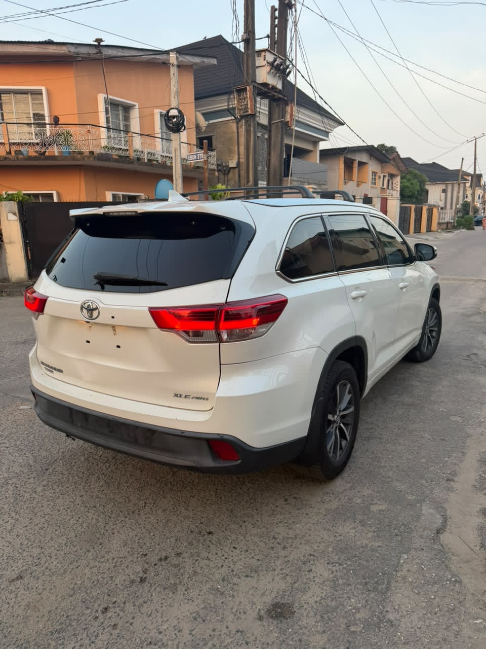 Toyota Highlander White XLE SUV with Sunroof