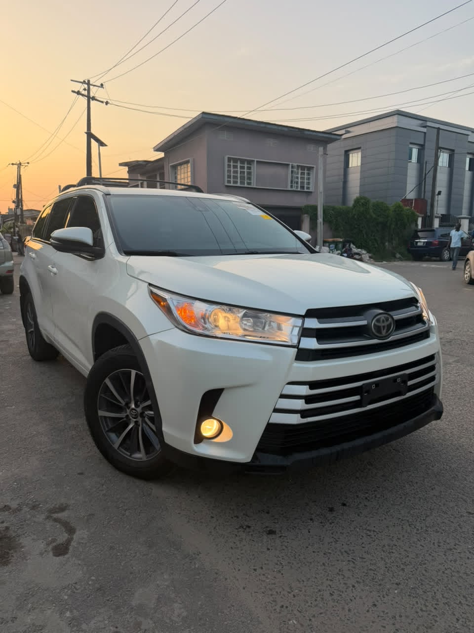 Toyota Highlander White XLE SUV with Sunroof