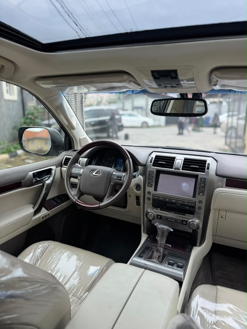 Lexus GX 450 Silver SUV — photo 10